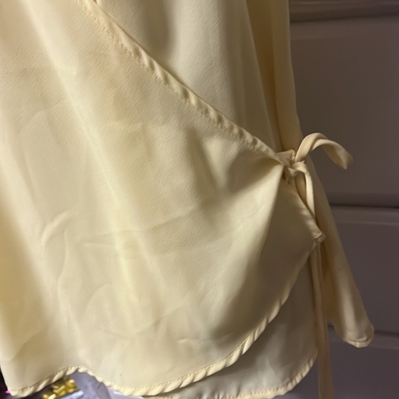 Yellow strappy top with cross over front and tie at the side, new without tags - Picture 4 of 9